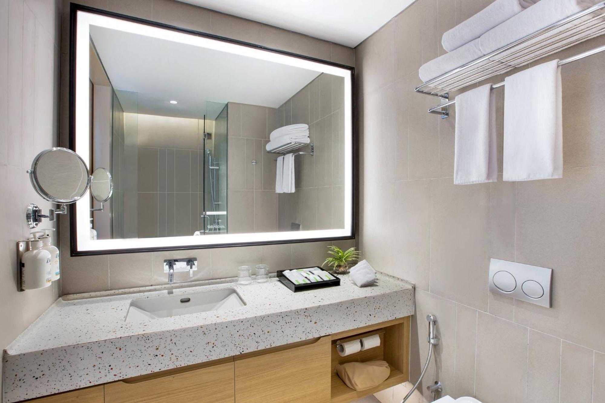 Holiday Inn Lampung Bukit Randu By Ihg Bandar Lampung Exterior photo